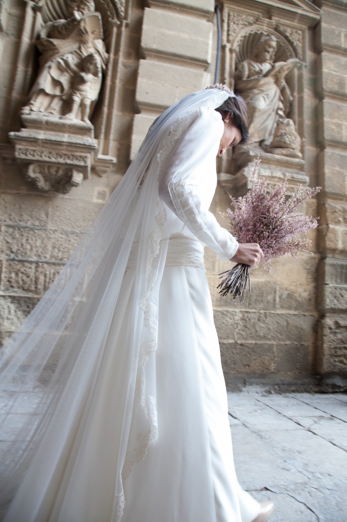 En esta imagen se puede apreciar la bonita caída del vestido y el velo.