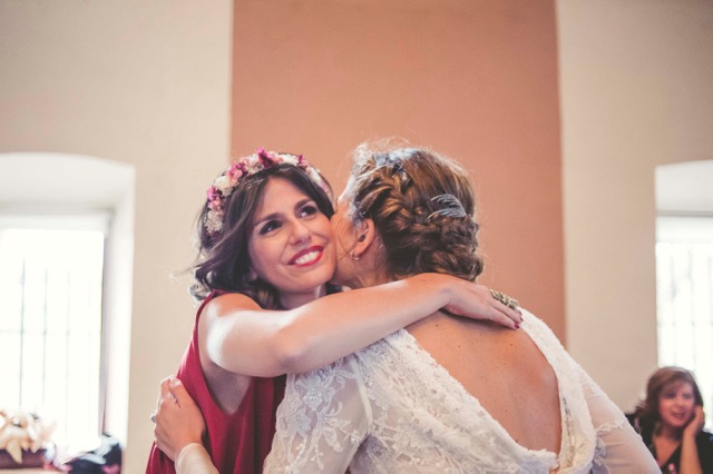 Anabel y su hermana antes de salir hacía la Iglesia. Se puede apreciar el impresionante escote que lucía en la espalda la novia. Beatriz Alvaro alta costura Madrid 