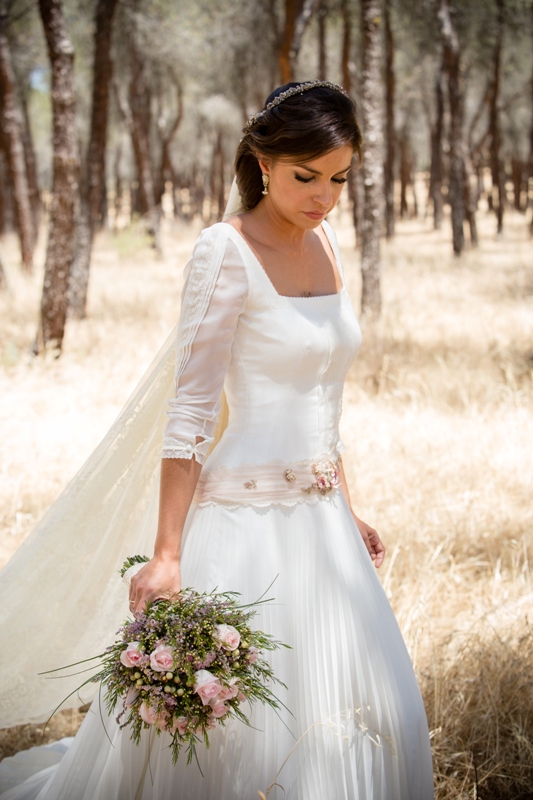 En esta imagen se aprecia el precioso escote y cuerpo con jaretas! guapísima la novia. Vestido de novia Beatriz Alvaro. Alta Costura 