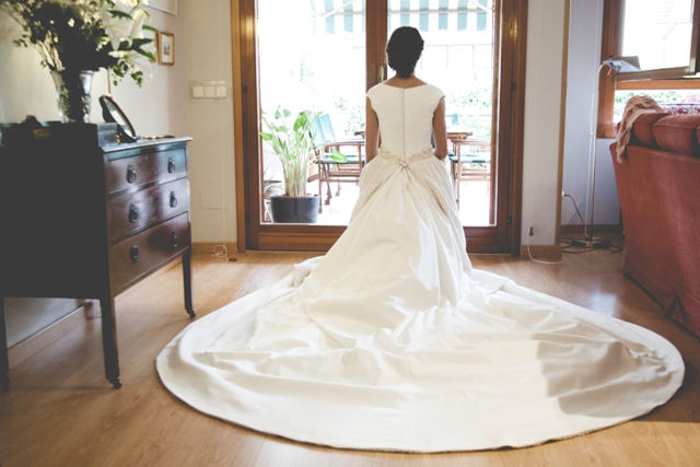 Preciosa imagen de la cola del vestido de novia a media de Beatriz Alvaro novias 