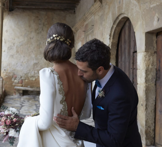 Descubre la espectacular espalda del vestido de novia de Sandra diseñado por Beatriz Alvaro para su boda