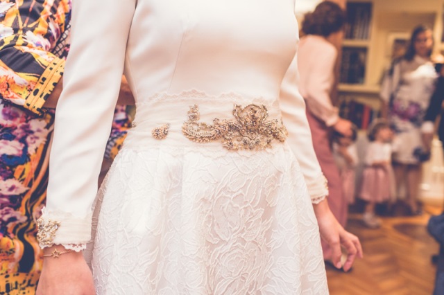 cinco vestidos de novia en brocado de seda natura realizado a medida en el atelier de Beatriz Alvaro, todos los detalles en el blog de bodas de Beatriz Alvaro