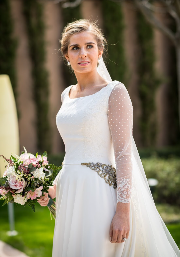 El elegante vestido de novia de Clara con cuerpo de plumeti
