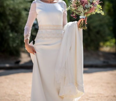El romántico vestido de novia que Beatriz alvaro diseñó a María con bordados en rosa cuarzo