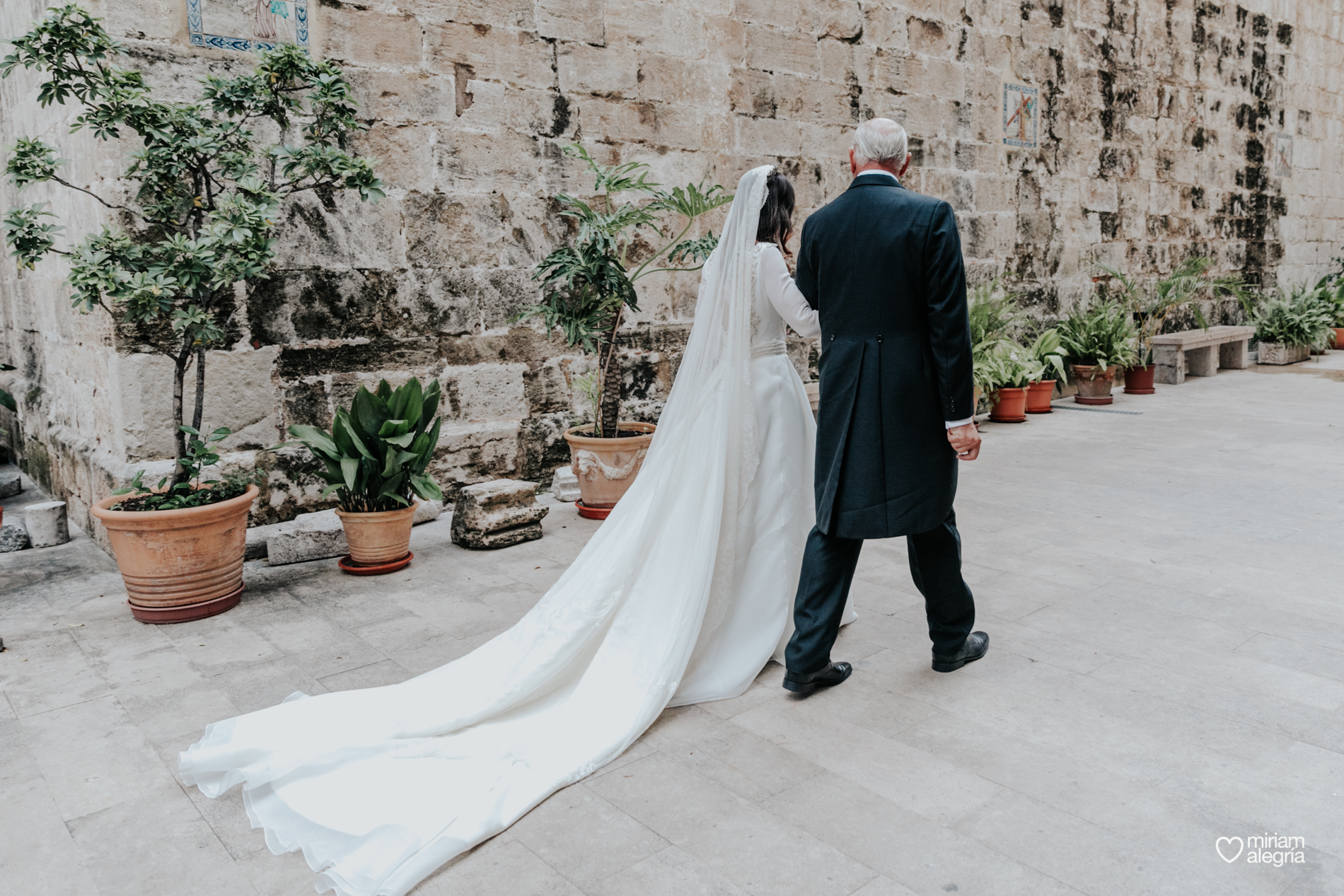 beatriz alvaro - coleccion - novias - 2019 - beatriz-alvaro-afriypablo-miriam FIJA (1)