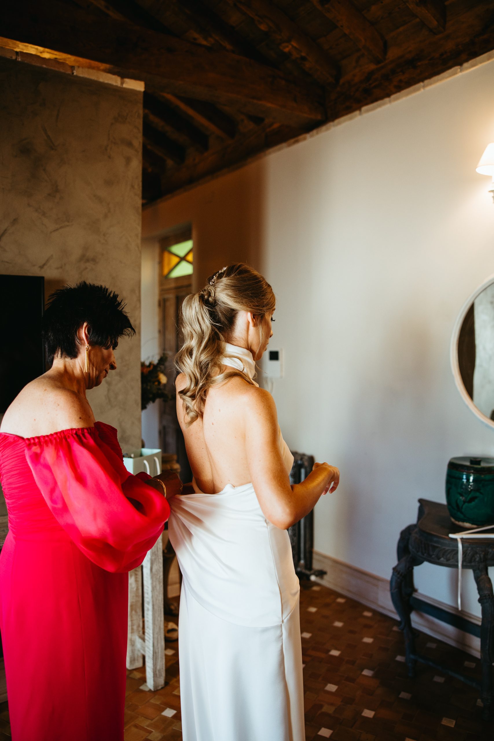 beatriz alvaro - coleccion - novias - 2024 - Monica cortar chica rosa solo manos CAMBIA